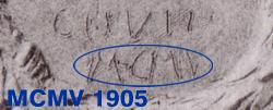 Detail der Bronzetafel - Hinweis auf 1905 (MCMV)